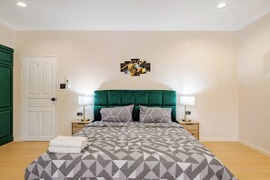 5 quartos, acesso à internet, roupa de cama