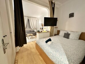 1 bedroom, iron/ironing board, Internet, bed sheets - Bright haven between Champs Élysée and Trocadero (Paris)