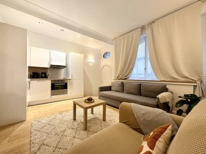 TV - Bright haven between Champs Élysée and Trocadero (Paris)