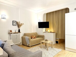 TV - Bright haven between Champs Élysée and Trocadero (Paris)