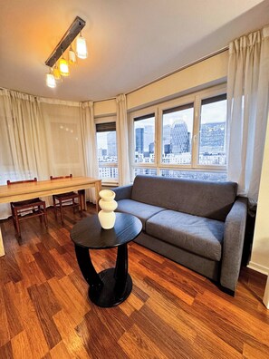 TV - Paris View & Direct Access – Apartment 10 people (Courbevoie)