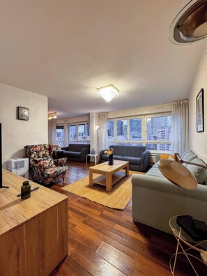 TV - Paris View & Direct Access – Apartment 10 people (Courbevoie)