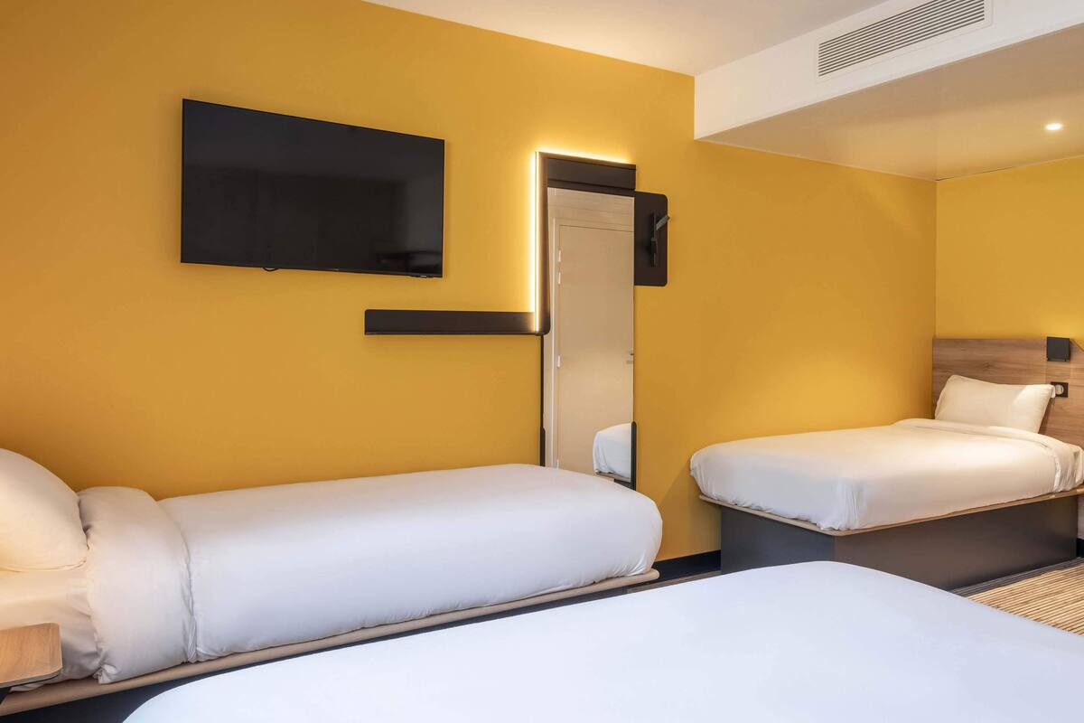 Chambre quadruple, non-fumeur | Bureau, accès au Wi-Fi (inclus), literie fournie