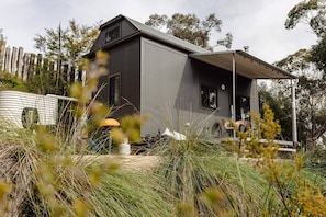 Exterior - SummerHill tiny home romantic escape (Bucketty)