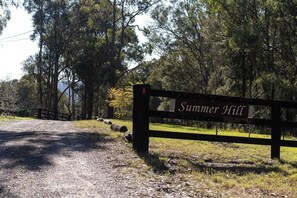 Una verja de madera con un letrero que dice 'Summer Hill'.