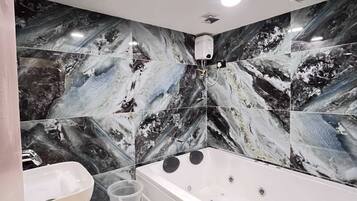 Luxury Room | Bathroom | Shower, towels, soap, shampoo