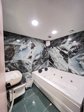 Phòng Cao cấp | Phòng tắm | Buồng tắm vòi sen, khăn tắm, xà phòng, dầu gội 