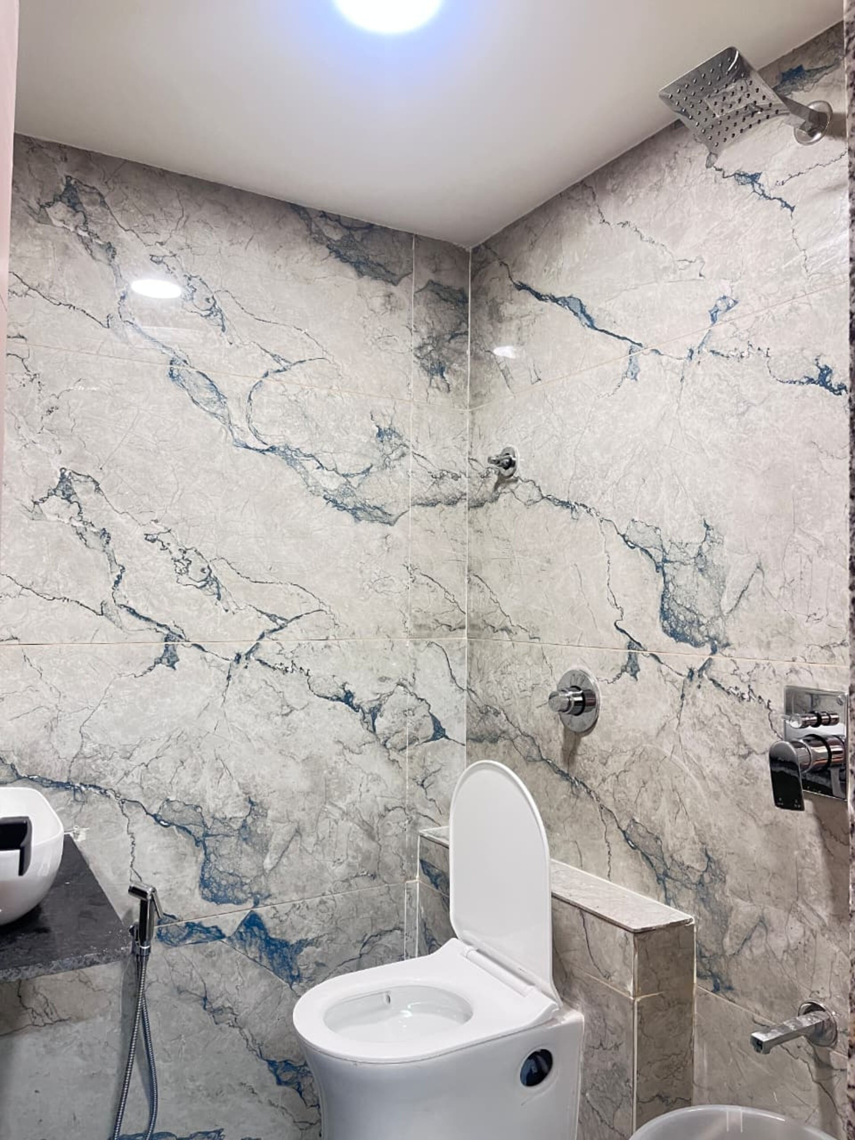 Chambre Triple | Salle de bain | Douche, serviettes fournies, savon, shampoing