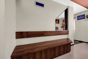 Lobby sitting area - Fabhotel Aditya Lodging (Chhatrapati Sambhajinagar)