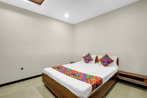 Egyptian cotton sheets, premium bedding, free WiFi, bed sheets - Fabhotel Aditya Lodging (Chhatrapati Sambhajinagar)