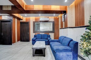 Lobby sitting area - Fabhotel Ivory Loft (Noida)