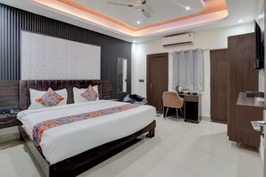 Egyptian cotton sheets, premium bedding, free WiFi, bed sheets - Fabhotel Ivory Loft (Noida)