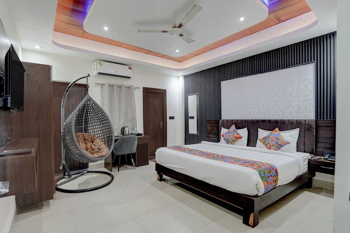 Egyptian cotton sheets, premium bedding, free WiFi, bed sheets