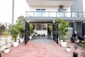 Property entrance - Fabhotel Roost Stay (Gurugram)