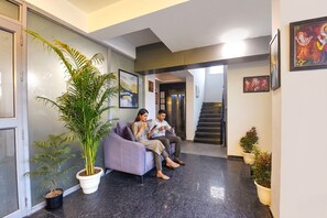 Lobby sitting area - Fabhotel Roost Stay (Gurugram)