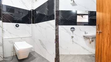 Shower, rainfall showerhead, free toiletries, towels