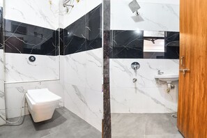 Shower, rainfall showerhead, free toiletries, towels - Fabhotel Mannat (Indore)