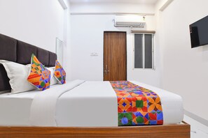 Egyptian cotton sheets, premium bedding, free WiFi, bed sheets - Fabhotel Mannat (Indore)