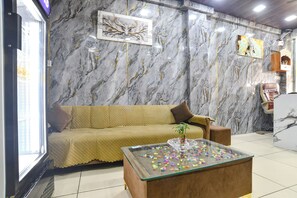 Lobby sitting area - Fabhotel Mannat (Indore)