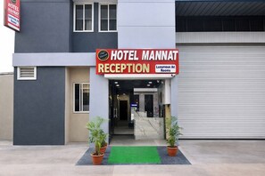 Property entrance - Fabhotel Mannat (Indore)