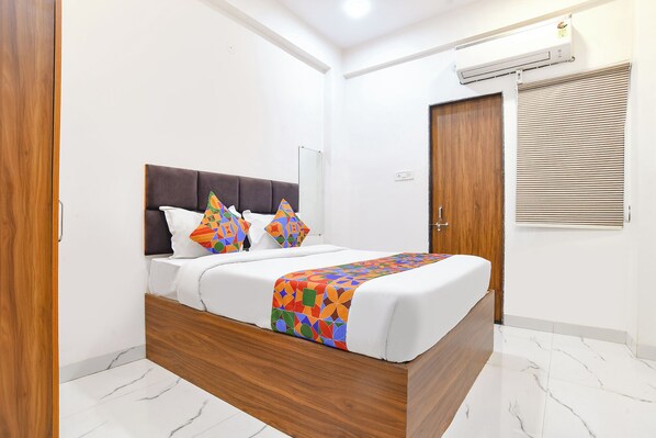 Egyptian cotton sheets, premium bedding, free WiFi, bed sheets - Fabhotel Mannat (Indore)