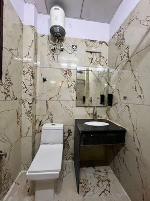 Shower, rainfall showerhead, free toiletries, towels - Fabhotel The Crown Aura (Bidhannagar)