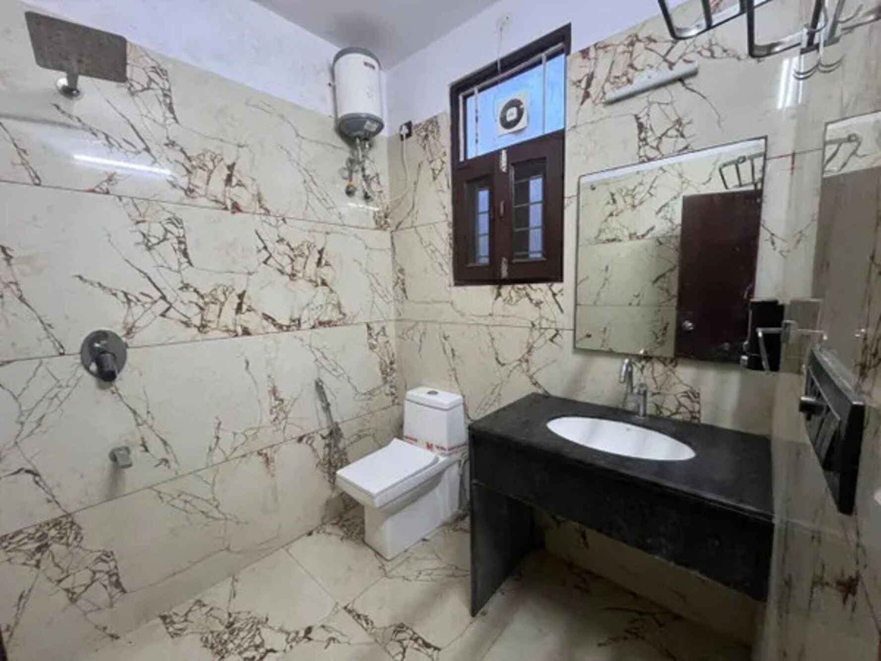 Habitación Deluxe | Baño | Regadera, regadera tipo lluvia, amenidades de baño gratuitas, toallas 