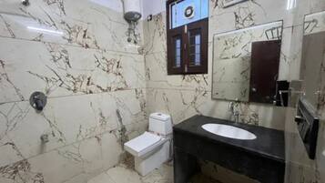 Habitación Deluxe | Baño | Regadera, regadera tipo lluvia, amenidades de baño gratuitas, toallas