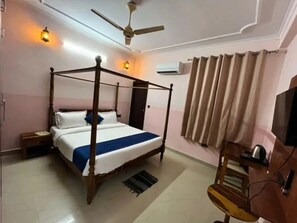 Deluxe Room | Egyptian cotton sheets, premium bedding, in-room safe, free WiFi - Fabhotel The Crown Aura (Bidhannagar)