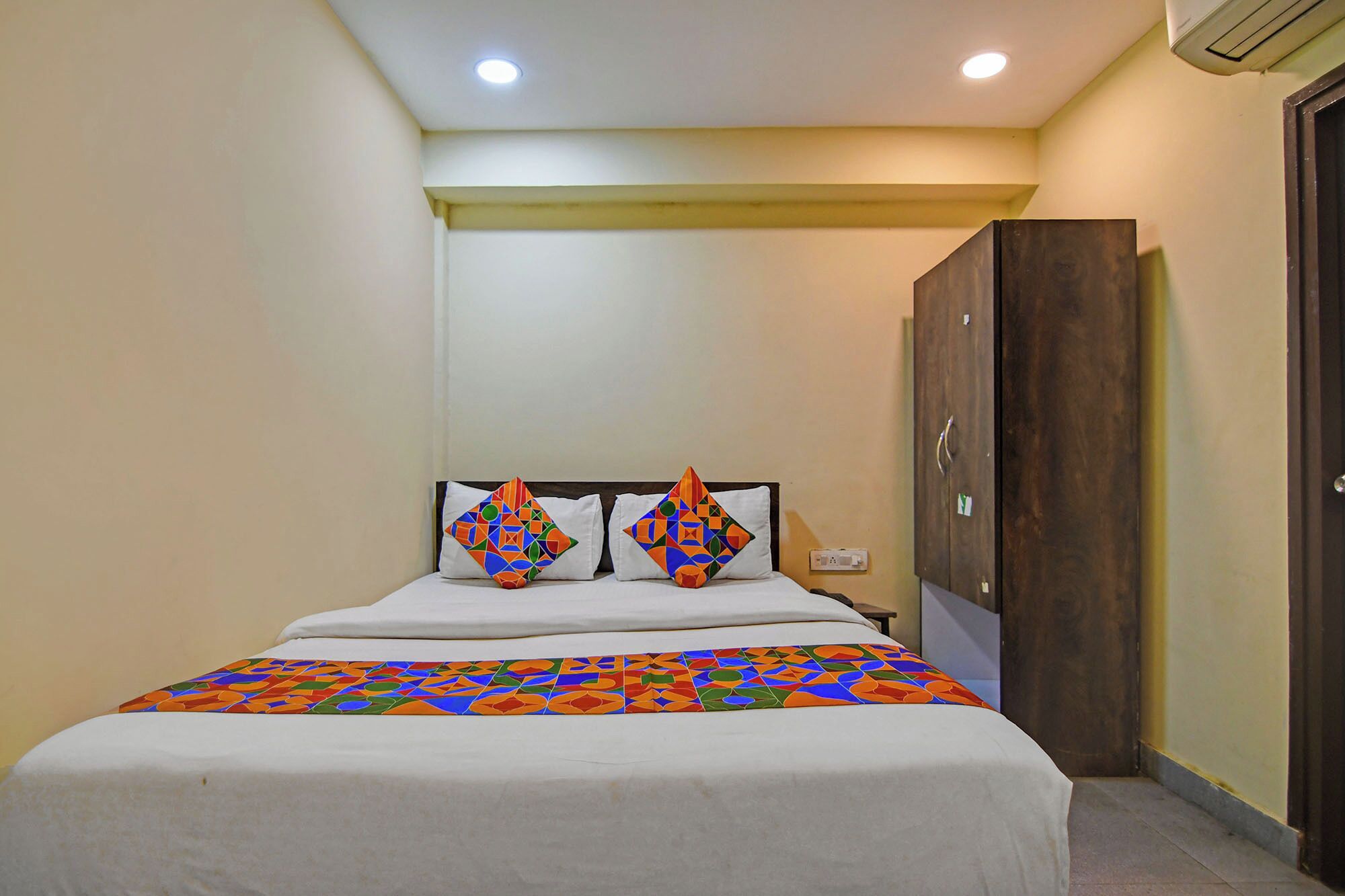 Egyptian cotton sheets, premium bedding, in-room safe, free WiFi