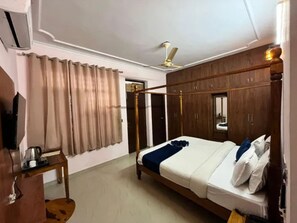 Egyptian cotton sheets, premium bedding, in-room safe, free WiFi - Fabhotel The Crown Aura (Bidhannagar)