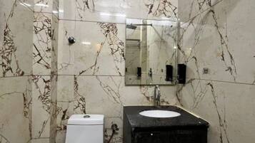 Regadera, regadera tipo lluvia, amenidades de baño gratuitas, toallas