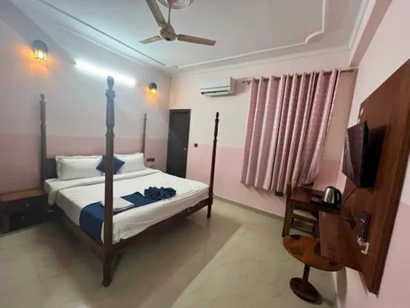 Egyptian cotton sheets, premium bedding, in-room safe, free WiFi - Fabhotel The Crown Aura (Bidhannagar)