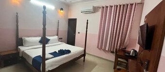 Fabhotel The Crown Aura