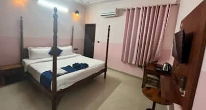 Fabhotel The Crown Aura