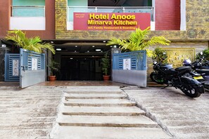 Pintu masuk hartanah