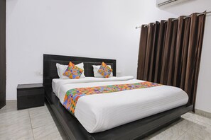 Deluxe Room | Egyptian cotton sheets, premium bedding, free WiFi, bed sheets - Fabhotel Khalsa Homestay (Dehradun)