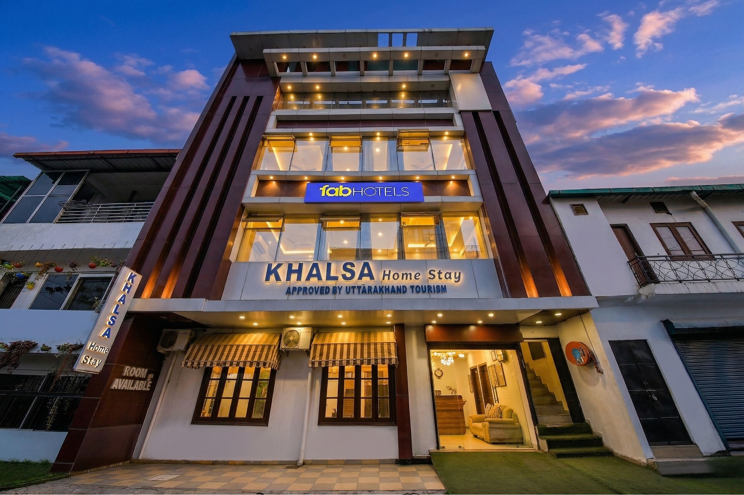 Vista frontal de la propiedad