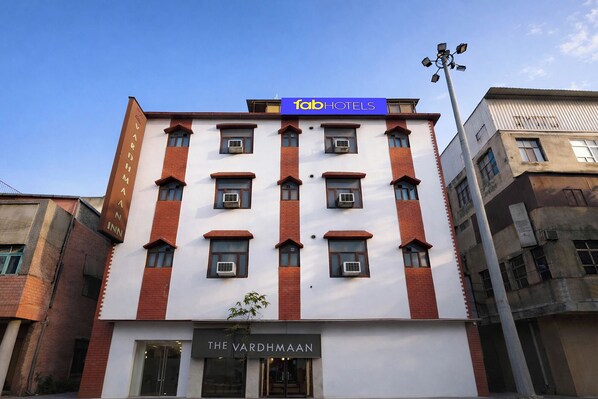 Front of property - Fabhotel Vardhmaan Inn (New Delhi)