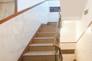 Staircase - Fabhotel Vardhmaan Inn (New Delhi)