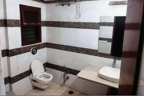 Shower, rainfall showerhead, free toiletries, towels