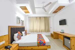 Egyptian cotton sheets, premium bedding, free WiFi, bed sheets - Fabhotel Tjs Grand (New Delhi)