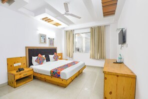 Egyptian cotton sheets, premium bedding, free WiFi, bed sheets - Fabhotel Tjs Grand (New Delhi)