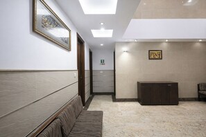 Lobby sitting area - Fabhotel Tjs Grand (New Delhi)