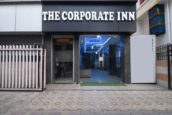 Property entrance - Fabhotel The Corporate Inn I (Kolkata)