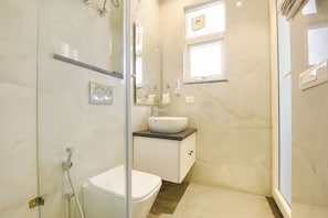 Shower, rainfall showerhead, free toiletries, towels