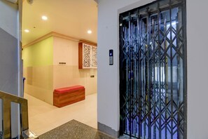 Elevator - Fabhotel Iubit (Kolkata)