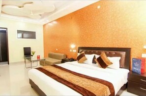 Egyptian cotton sheets, premium bedding, free WiFi, bed sheets - Fabhotel Hm Inn (Lucknow)