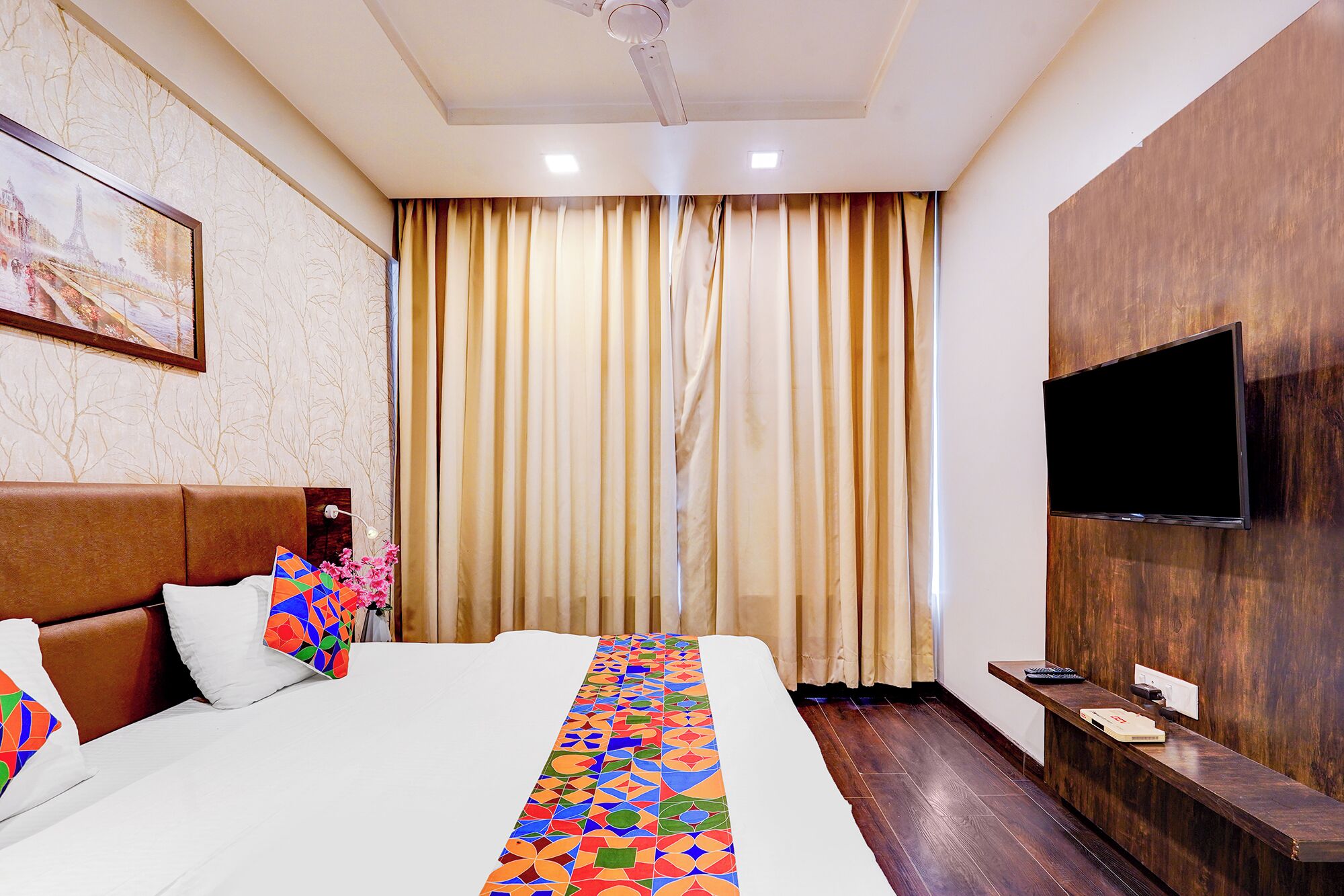 Egyptian cotton sheets, premium bedding, in-room safe, free WiFi