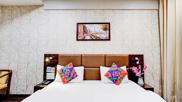 Egyptian cotton sheets, premium bedding, in-room safe, desk